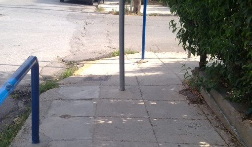 Κάτι δεν πάει καλά με τα νέα πεζοδρόμια