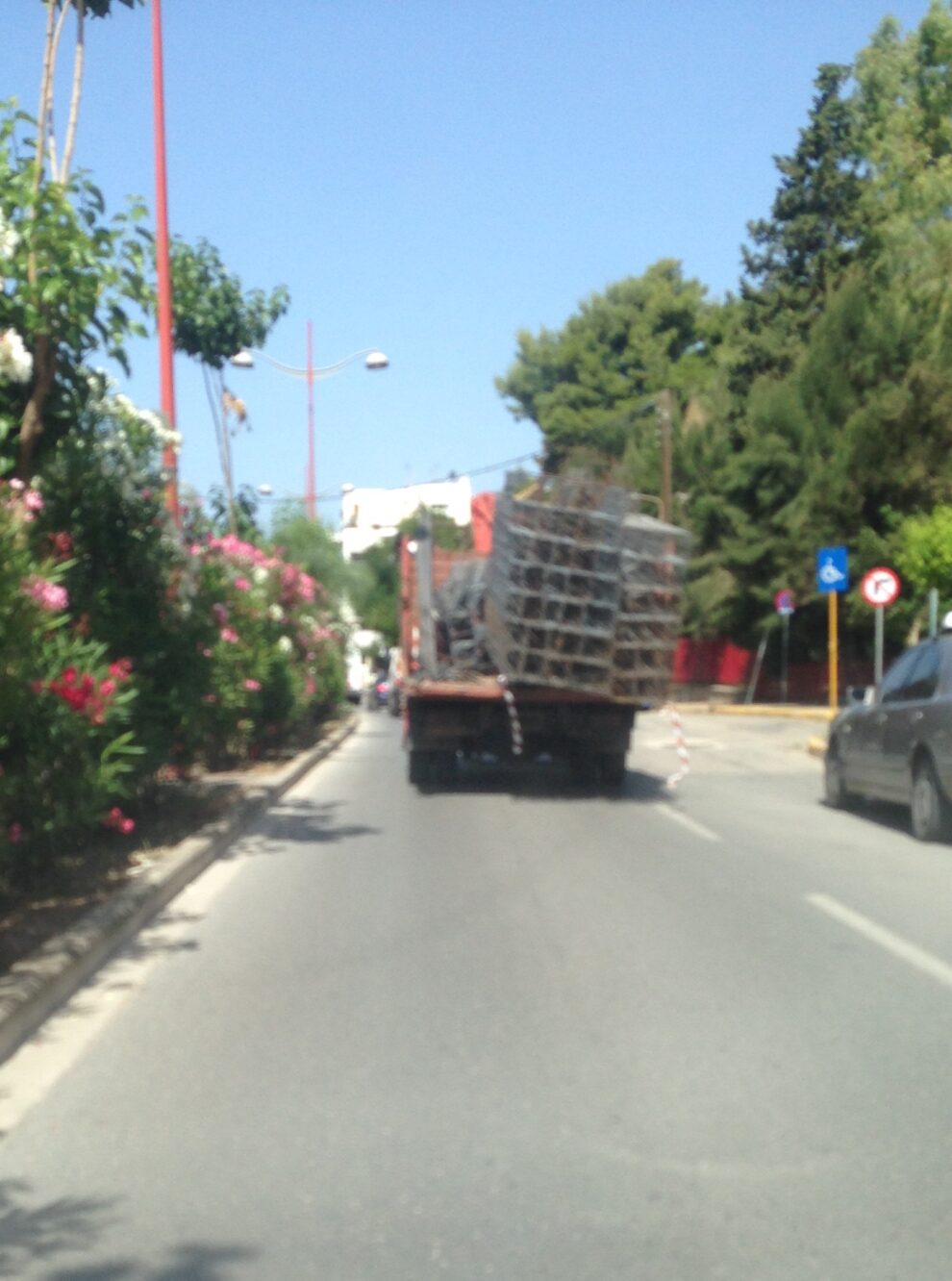 Επικίνδυνη μεταφορά στους δρόμους της Καλαμάτας
