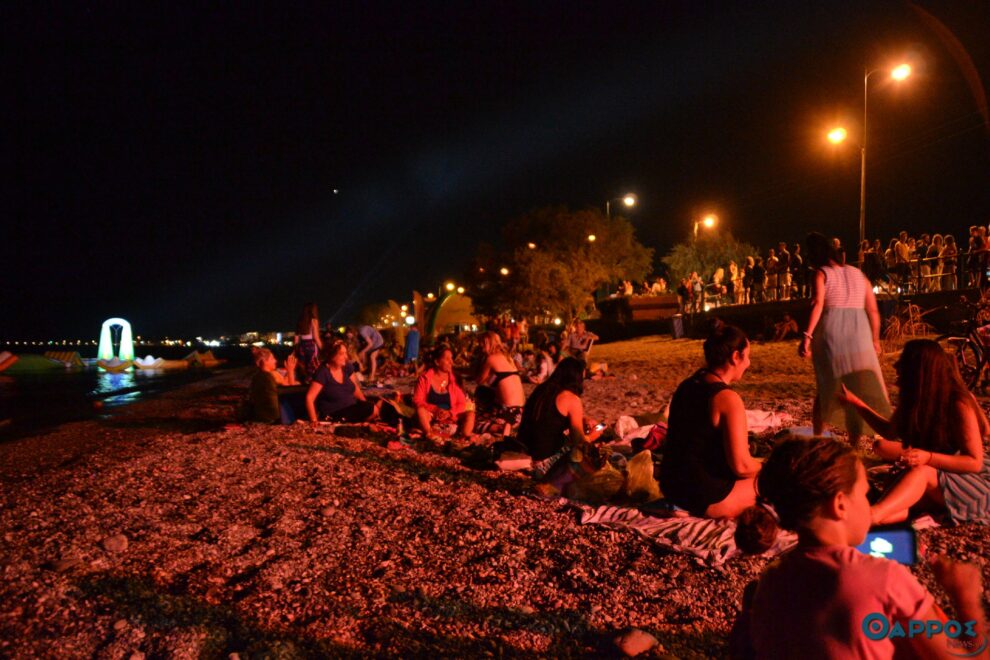 Η Γαλάζια Νύχτα «κατέβασε» τον κόσμο στην παραλία της Καλαμάτας (φωτογραφίες και βίντεο)