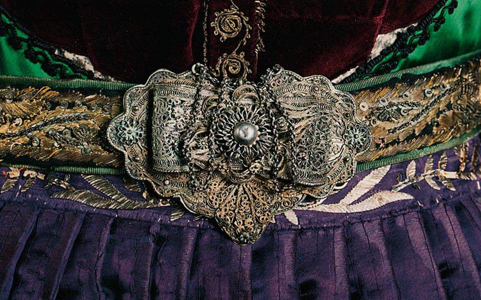 Ενδυματολογικός πλούτος στο χαρτί – Η συλλογή ελληνικών ενδυμασιών «Βικτωρίας Γ. Καρέλια»