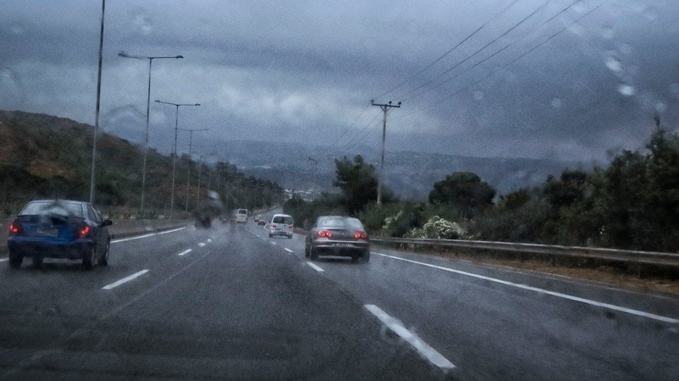 Έκλεισε η εθνική οδός Αθηνών-Κορίνθου από χείμαρρο