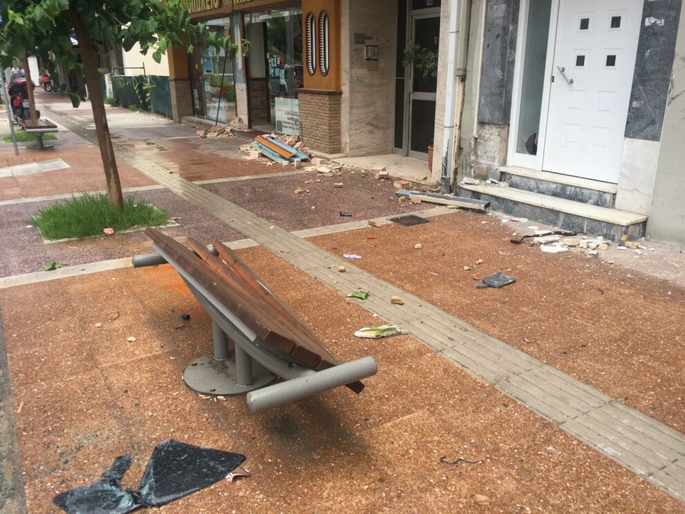 Πολλές ζημιές προκάλεσε το αυτοκίνητο κατά την «τρελή» του πορεία στη Φαρών