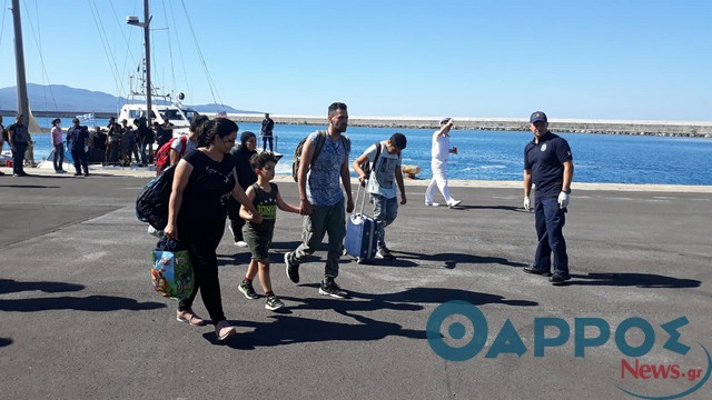 Έφθασαν στην Καλαμάτα 60 πρόσφυγες μεταξύ των οποίων και πολλά  παιδιά – Χειροπέδες στους διακινητές !  (φωτογραφίες)