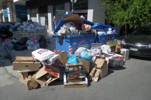 Κίνδυνος για έναρξη του Φεστιβάλ Χορού με… ντεκόρ τα σκουπίδια