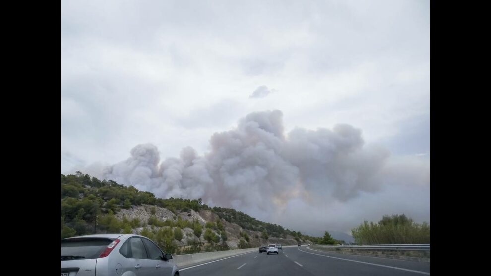 Κλειστή η Ε.Ο. Αθηνών- Κορίνθου λόγω πυρκαγιάς στην Κινέττα