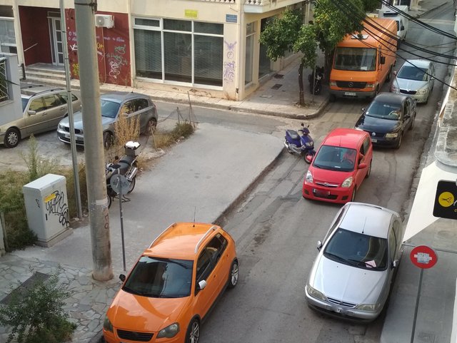 Νόμιμο και παράνομο παρκάρισμα έκλεισαν την Αριστοδήμου