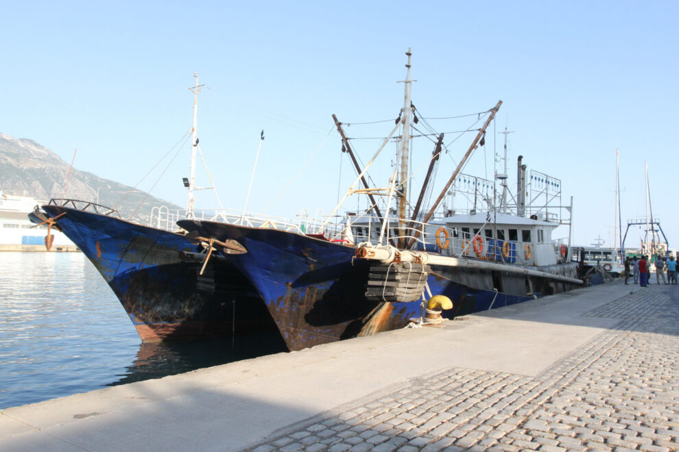 Την κατάσχεση των δύο κινέζικων αλιευτικών ζητούν οι 18 ναυτεργάτες καθώς διεκδικούν τα δεδουλευμένα τους