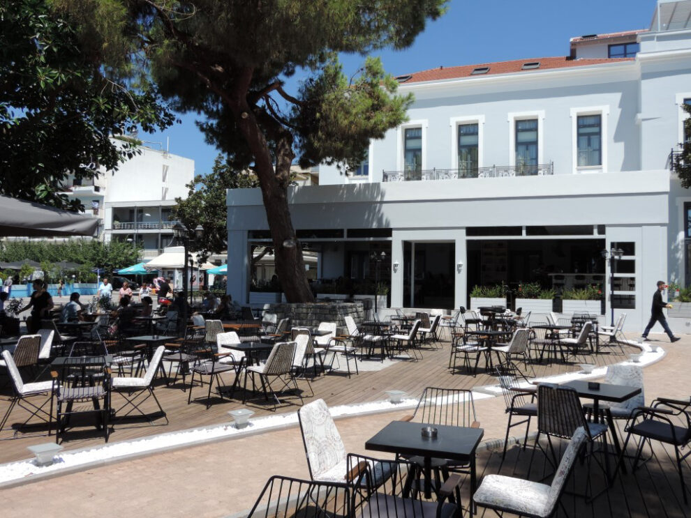 Σε λειτουργία το «Πανελλήνιον» ως καφέ και ξενοδοχείο