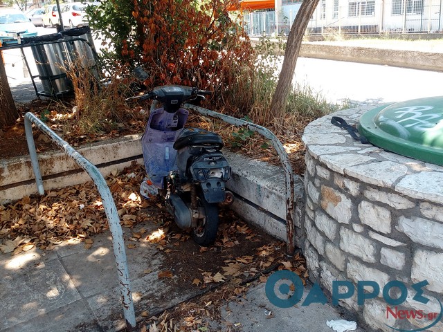 Ξεχασμένα «μηχανάκια» σε κεντρικούς δρόμους
