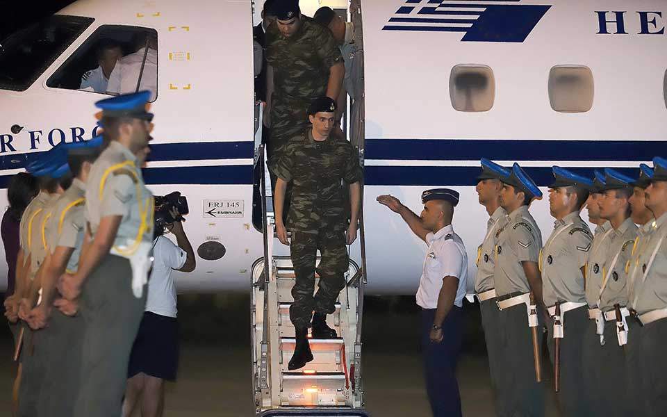 Στην Ελλάδα οι δύο στρατιωτικοί
