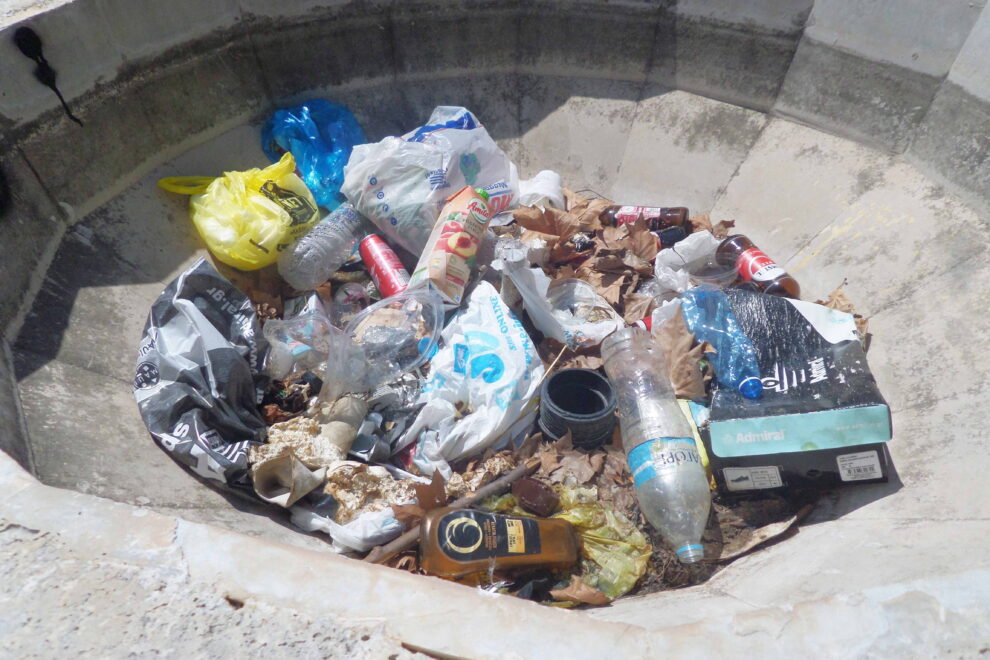 Τα σκουπίδια στο σιντριβάνι