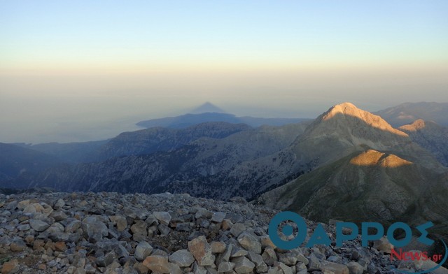 Ανάβαση στα 2.407 μέτρα του Ταϋγέτου, εκεί που η κορυφή του βουνού «βουτάει» στη θάλασσα…