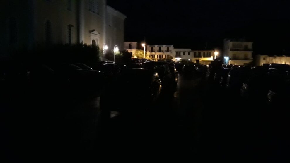 Στα σκοτάδια η πλατεία της Υπαπαντής