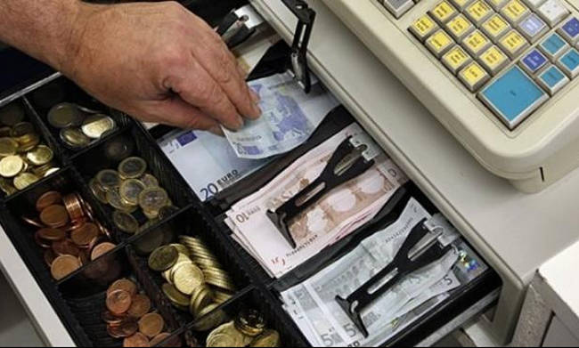 Έκλεψε χρήματα από το ταμείο του καταστήματος εν ώρα λειτουργίας