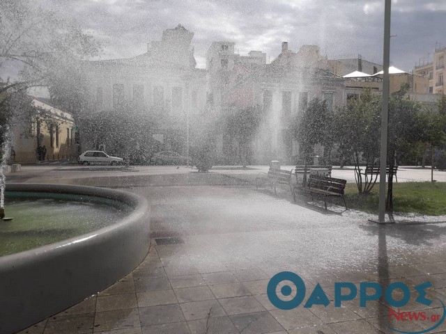 Σιντριβάνι – «ντουζιέρα» στην κεντρική πλατεία της Καλαμάτας! (βίντεο & φωτογραφίες)