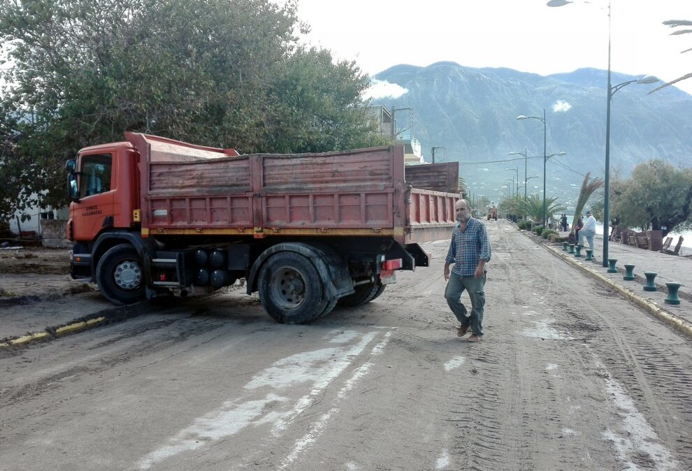 Καθαρό το παραλιακό μέτωπο στη Ναυαρίνου