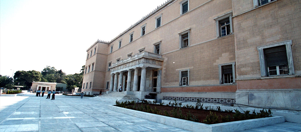 Μεθυσμένος οδηγός εισέβαλε με το όχημά του στο προαύλιο της Βουλής