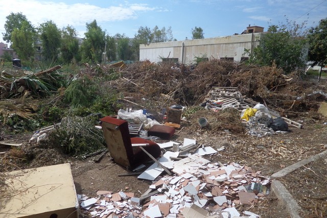 Εικόνες εγκατάλειψης και βρωμιάς στο Ανατολικό Εμπορικό Κέντρο