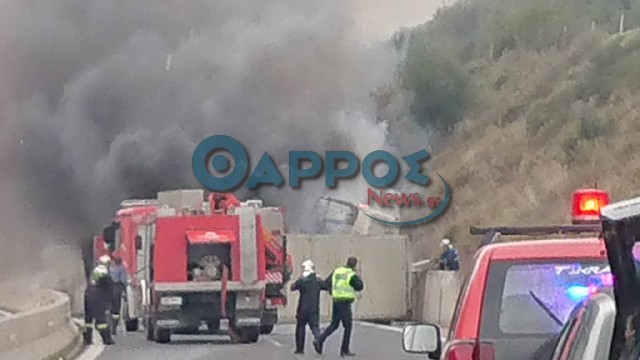 Νταλίκα ντελαπάρισε και τυλίχθηκε στις φλόγες στον αυτοκινητόδρομο Καλαμάτας- Κορίνθου (φωτογραφίες)