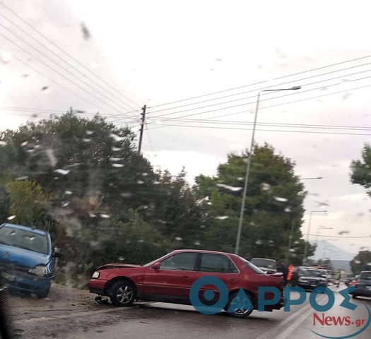 «Καραμπόλα» αυτοκινήτων σε κεντρικό δρόμο της Κυπαρισσίας – Καύσιμα στους δρόμους (φωτογραφίες)