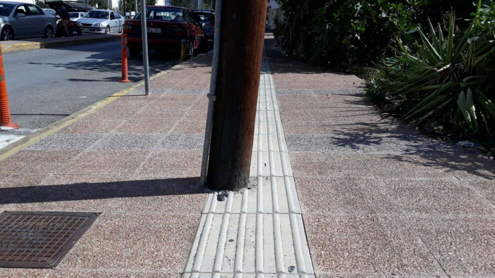 Οι επικίνδυνοι οδηγοί όδευσης τυφλών της Καλαμάτας