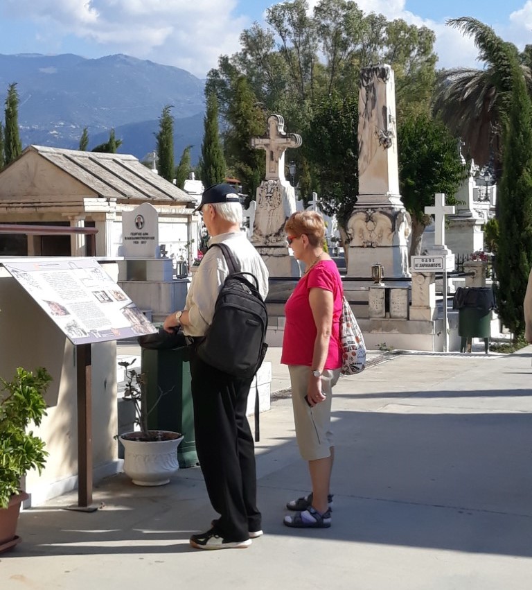 Τουρίστες στο κοιμητήριό μας