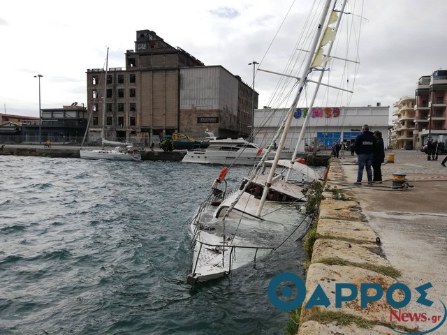 Ιστιοπλοϊκό βυθίστηκε στο λιμάνι της Καλαμάτας (φωτογραφίες)