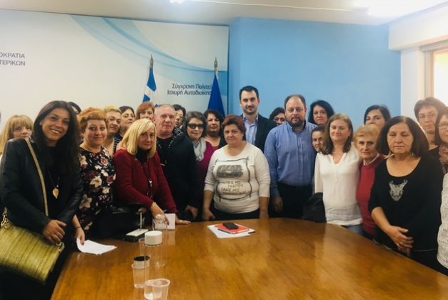 Εκμετάλλευση και ομηρία για τις σχολικές καθαρίστριες – Δεσμεύσεις από Χαρίτση
