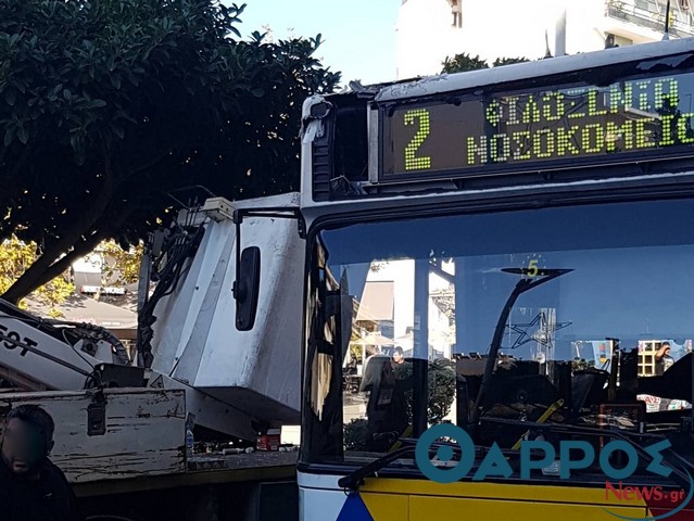 Όχημα του Δήμου Καλαμάτας τράκαρε με λεωφορείο στην πλατεία