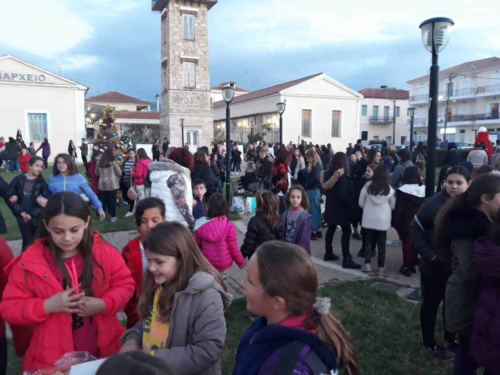 Σε Χριστουγεννιάτικους ρυθμούς τα Φιλιατρά με τα δέντρα σχολείων και συλλόγων