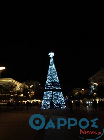 «Καίγεται» το χριστουγεννιάτικο δέντρο της πλατείας