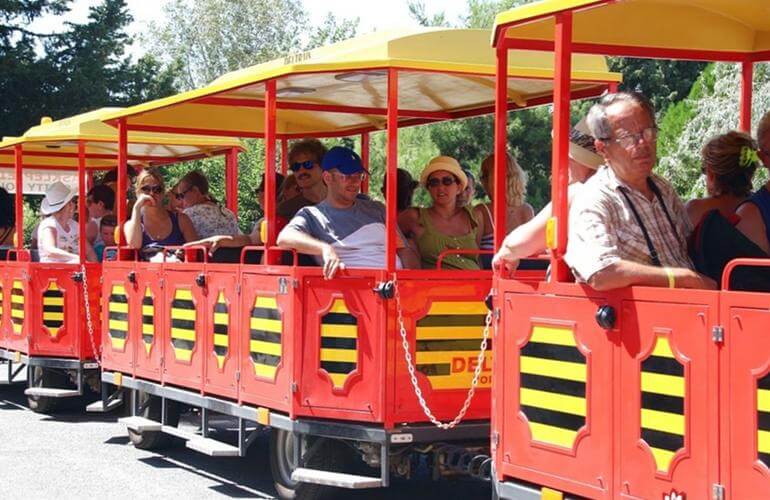 Τουριστικό τρένο στους δρόμους της Καλαμάτας