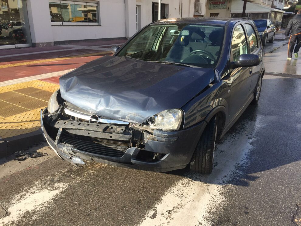 Σύγκρουση οχημάτων στην οδό Ναυαρίνου