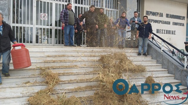 Έχυσαν γάλα και έριξαν σανό στην Π.Ε. Μεσσηνίας αγρότες και κτηνοτρόφοι! (φωτογραφίες & βίντεο)