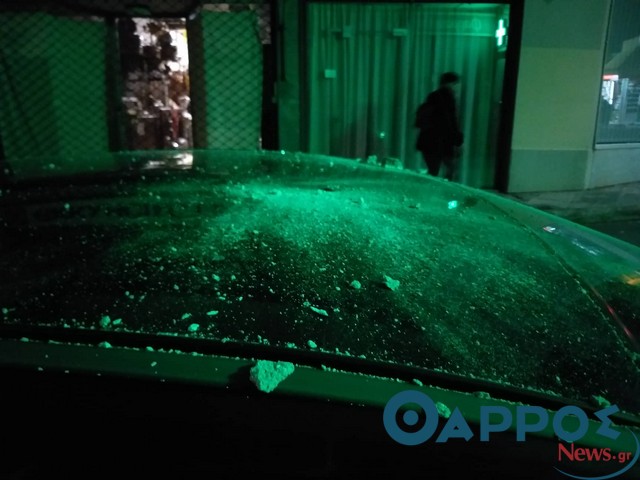 Μαρκίζα από μπαλκόνι «προσγειώθηκε» σε δυο αυτοκίνητα στην οδό Μαυρομιχάλη! (φωτογραφίες)
