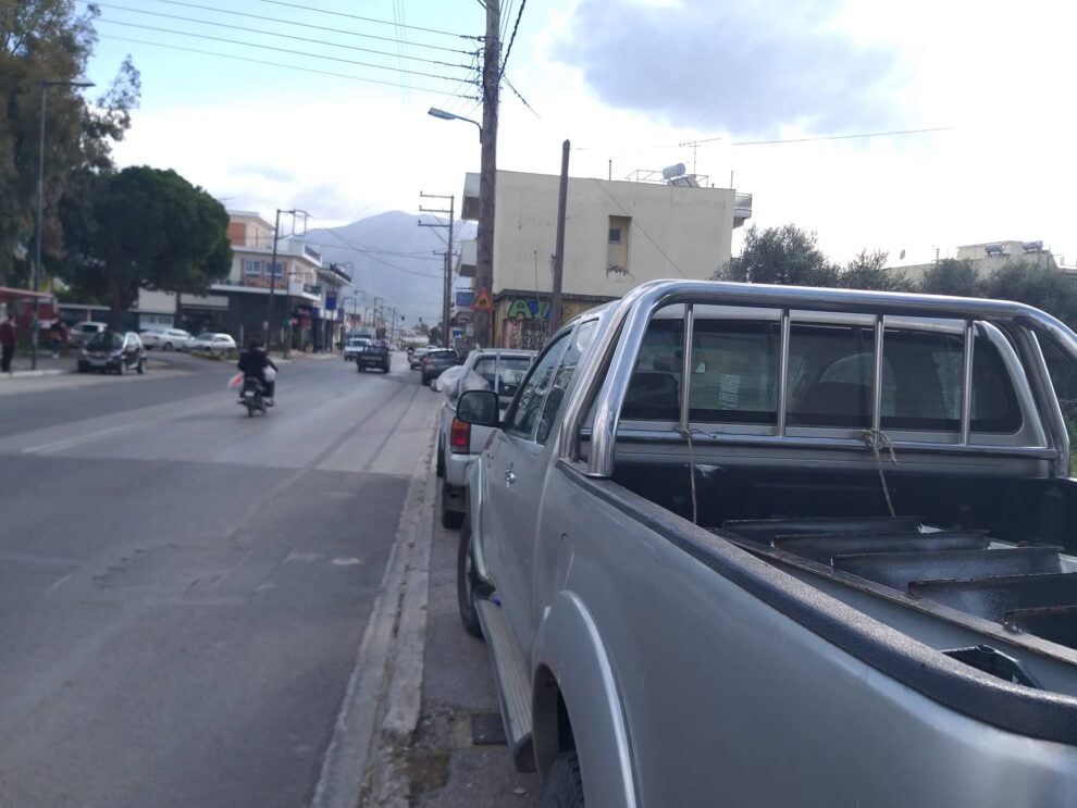 Μαθητές πάνε σχολείο από το οδόστρωμα