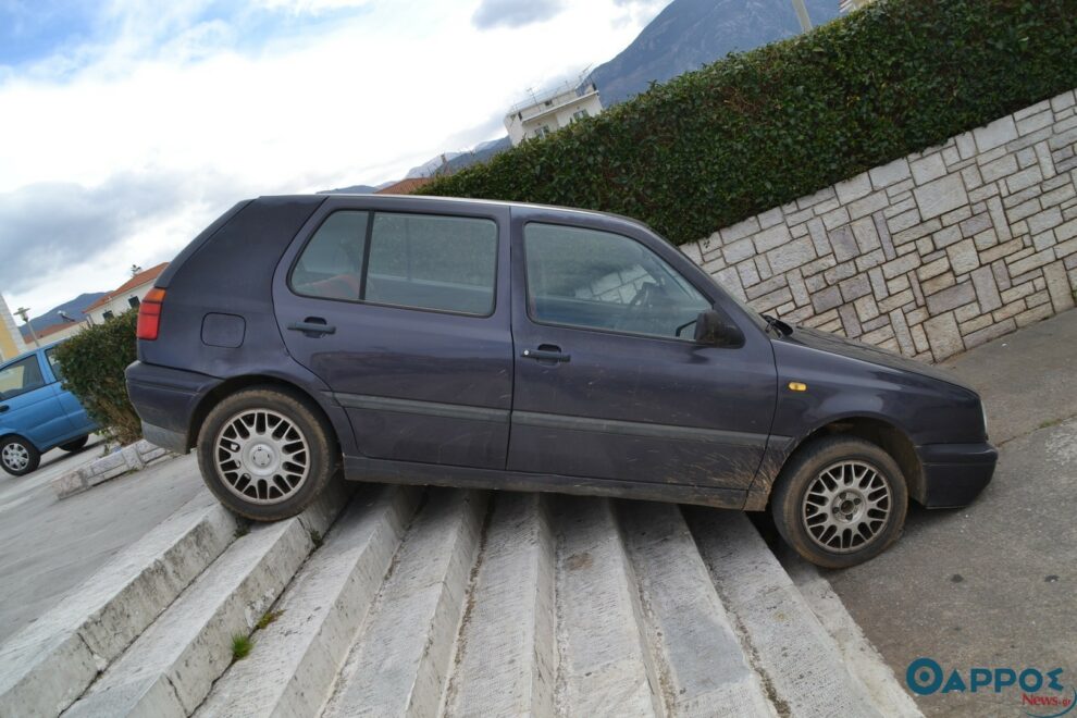 Αυτοκίνητο «κατέβηκε» τα σκαλιά της Υπαπαντής (φωτογραφίες)
