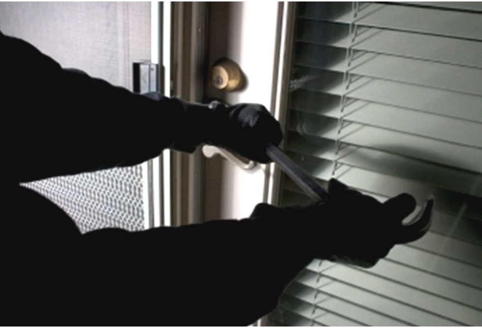 Μεγάλη Μαντίνεια: Κουκουλοφόροι «μπούκαραν» ξημερώματα σε σπίτι 75χρονης και αφαίρεσαν χρήματα