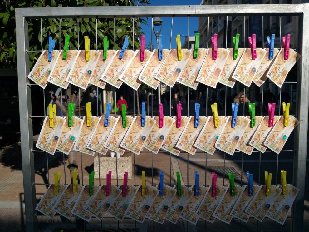 Στο συρτάρι είχαν ξεχάσει το πρωτοχρονιάτικο λαχείο που κέρδισε δύο εκατ. ευρώ!