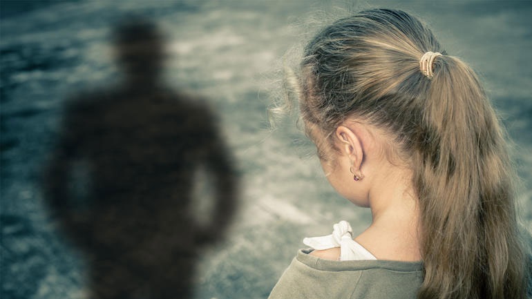 Κάθειρξη 14 χρόνων στον 34χρονο πατριό για την αποπλάνηση της 12χρονης