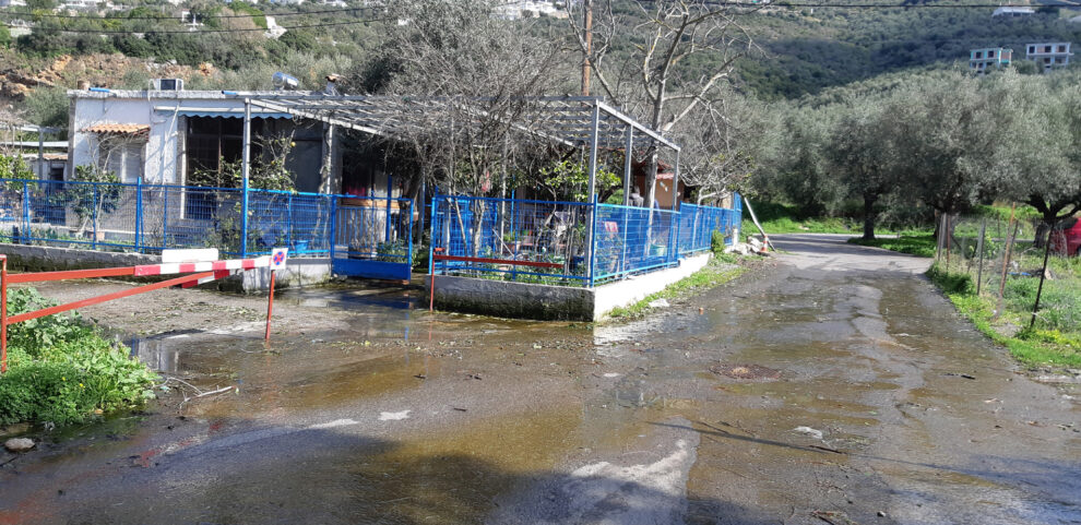 Σπίτι στο πάρκο του Αλμυρού «κολυμπάει» στα νερά εδώ και τρία χρόνια