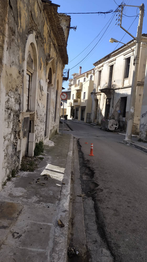 Συνεχίζουν να πέφτουν τα ετοιμόρροπα της Καλαμάτας