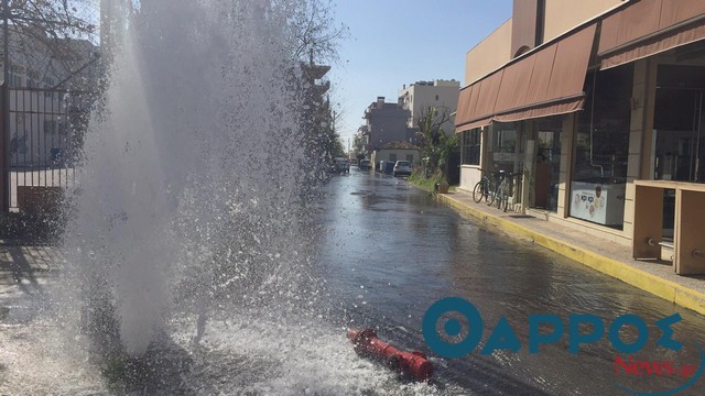 Πυροσβεστικός κρουνός πλημμύρισε την οδό Λυκούργου  έξω από το 1ο Λύκειο Καλαμάτας (φωτογραφίες)