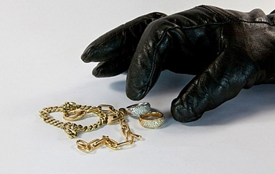 Καλαμάτα: Η μία απασχολούσε και η άλλη έκλεβε κοσμήματα