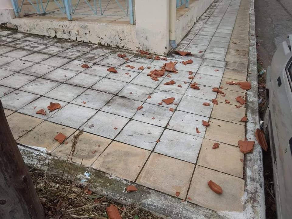 «Ξηλώνεται» το Δημαρχείο στην Κυπαρισσία, πέφτουν κεραμίδια (φωτογραφίες)