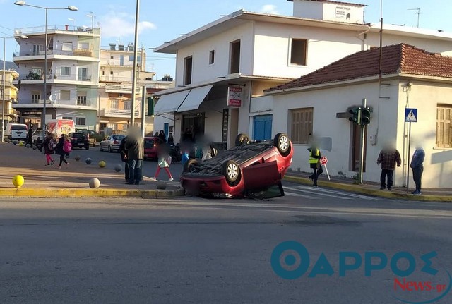 Αυτοκίνητο αναποδογύρισε μπροστά σε Δημοτικό Σχολείο της Καλαμάτας