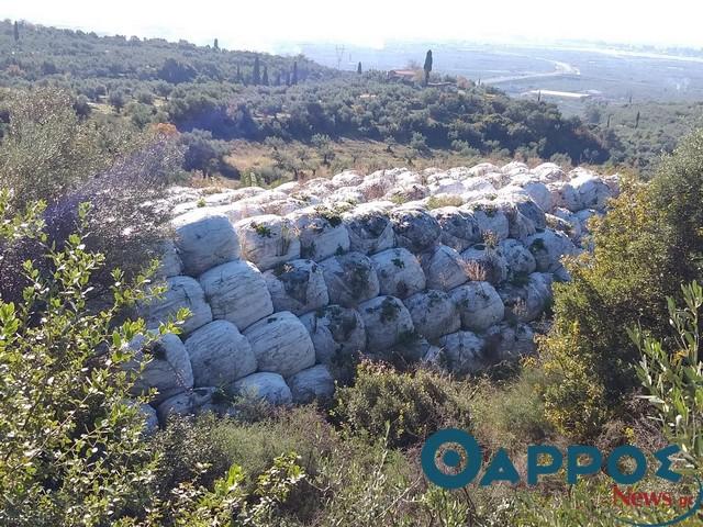 Δέκα χρόνια τώρα παρατημένα πάνω από τη Θουρία τα δεματοποιημένα σκουπίδια