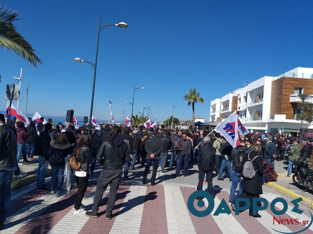 «Απόβαση» από μέλη του ΠΑΜΕ στην Καλαμάτα – Προς αναβολή το 37ο Συνέδριο της ΓΣΕΕ (φωτογραφίες)