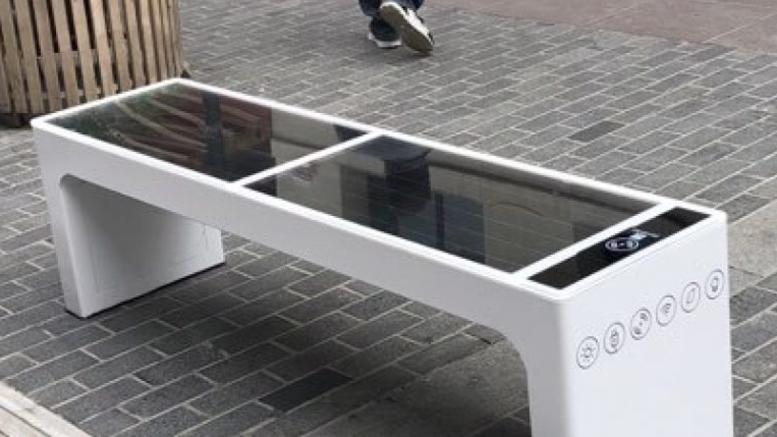 Τα «έξυπνα» παγκάκια και στην Καλαμάτα