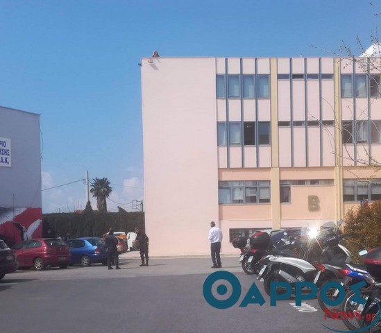 Άνεργη μητέρα απειλούσε να αυτοκτονήσει από την ταράτσα του Δημαρχείου Καλαμάτας